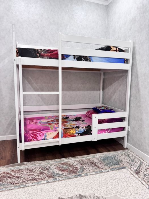 Двухярусная кровать с матрасами