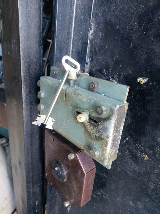 Замок завод октябрь.