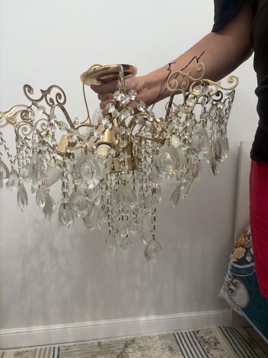 Красивая люстра в зал