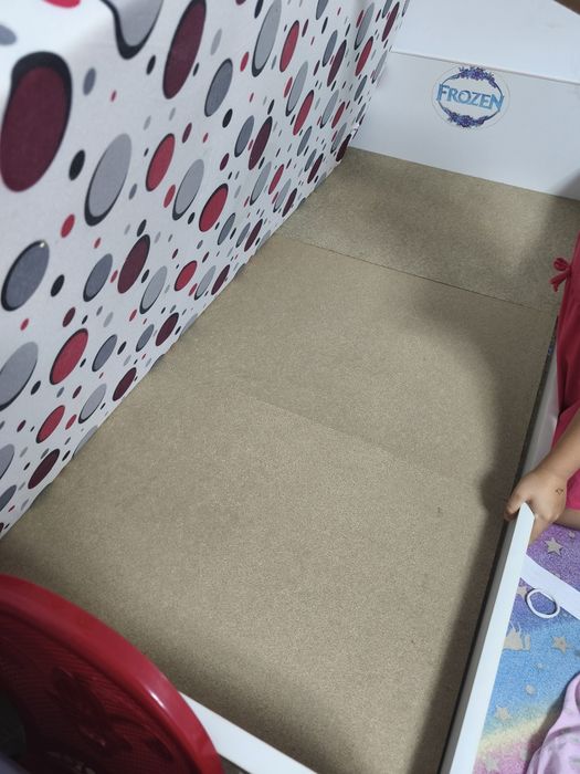 Vând paturi cu noptiere pentru copii 70x140 cm, cu saltele