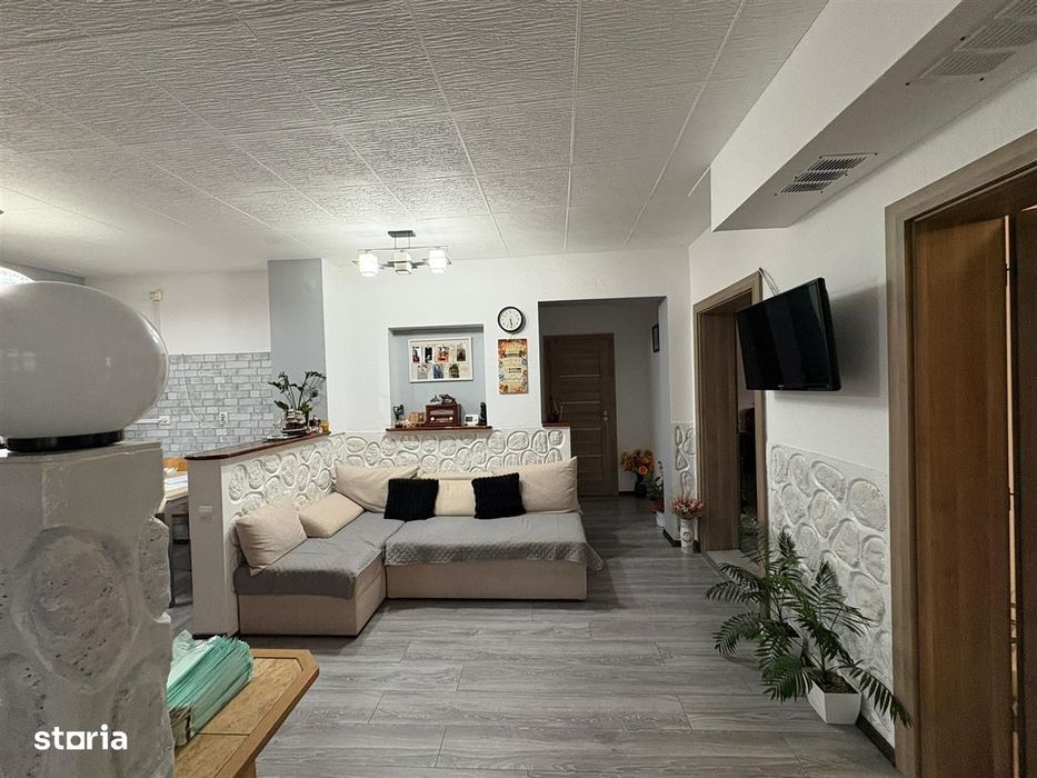 Apartament la casa de vanzare – 4 camere, balcon si curte – Lazaret — fotografia 3