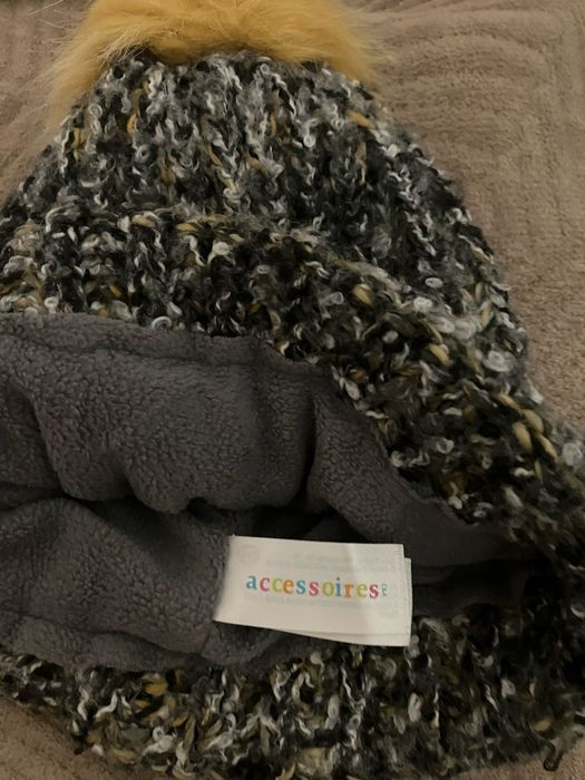 Шапки зимние , варешки, перчатки на девочку