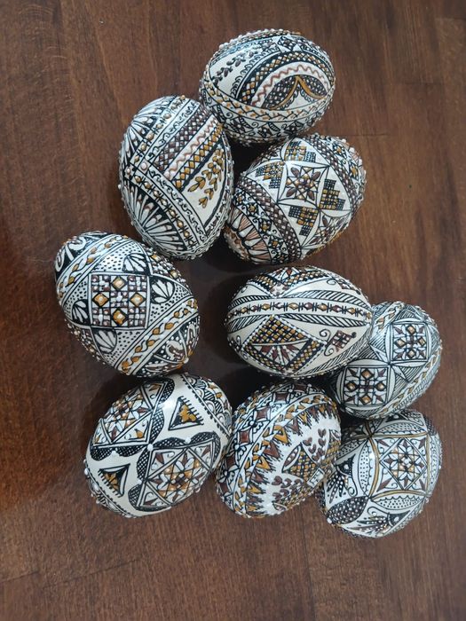 Ouă încondeiate naturale și de lemn