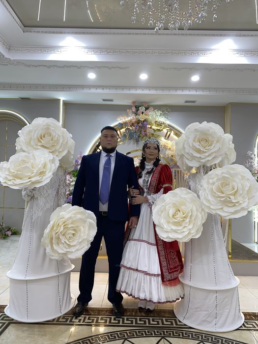 белые розы продается для встречий гостей