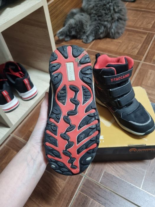 Продам ботинки на мальчика размер 34