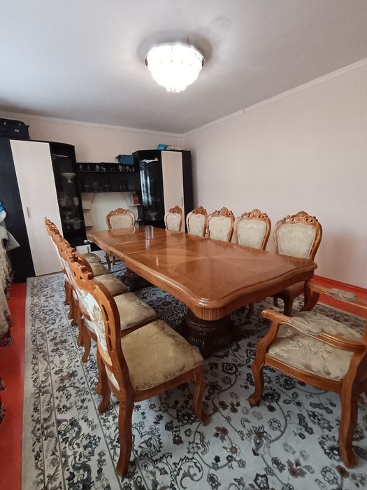 Стол 12 стульясымен