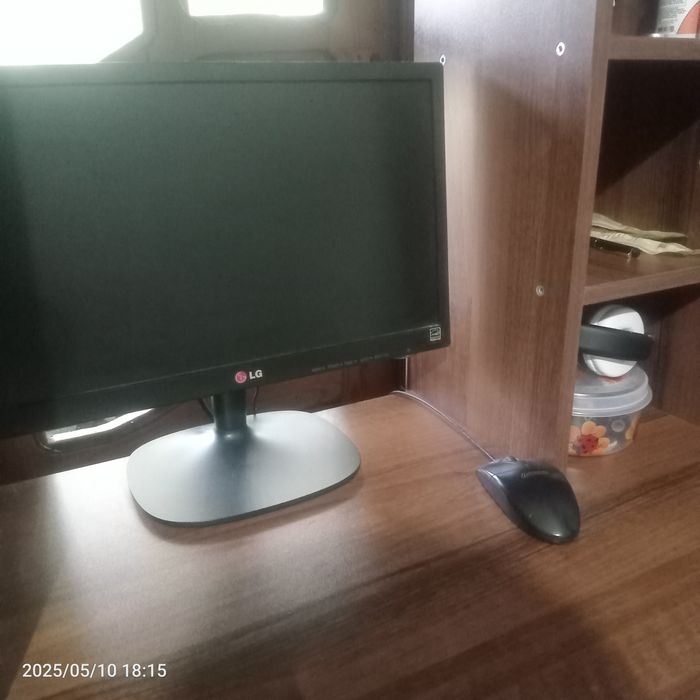 Компьютер с столом и игравая приставка