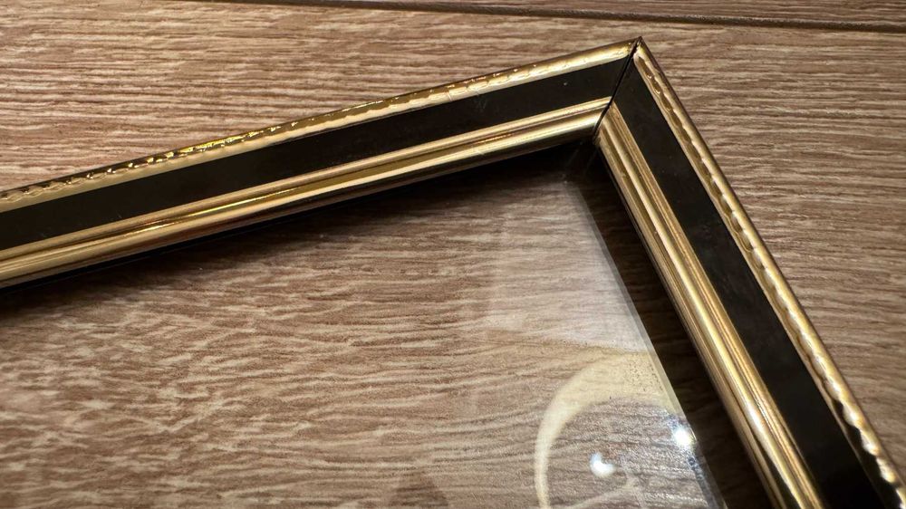 Винтидж елегантна рамка – месинг с черен емайл.