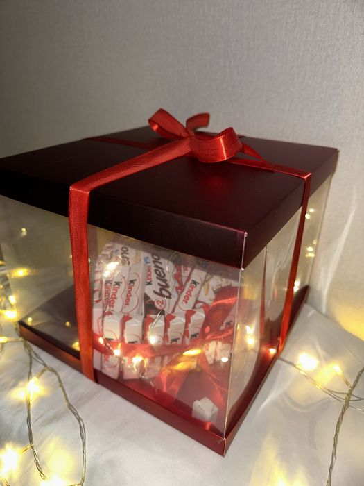 Киндер бокс с гирляндом в коробке в трендовом