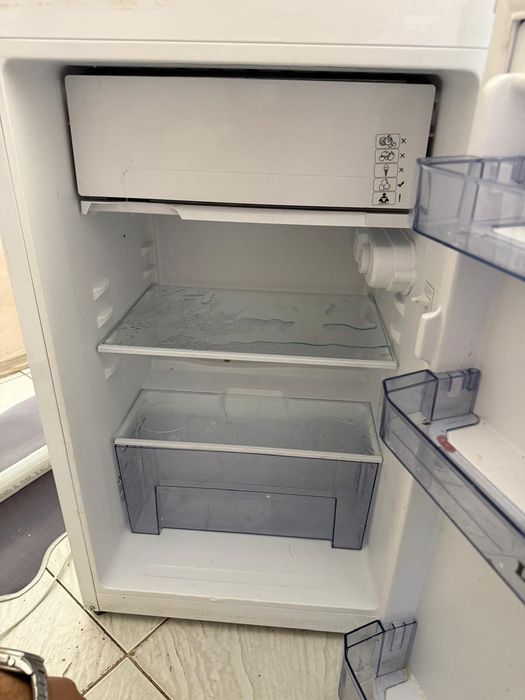 Хладилник с малка камера