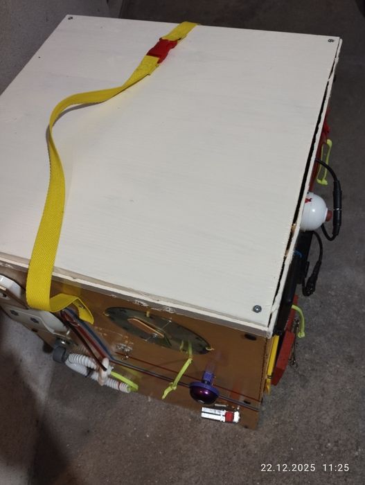 Монтесори обучителен куб Montessori busy board