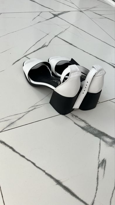 Продам новые босоножки