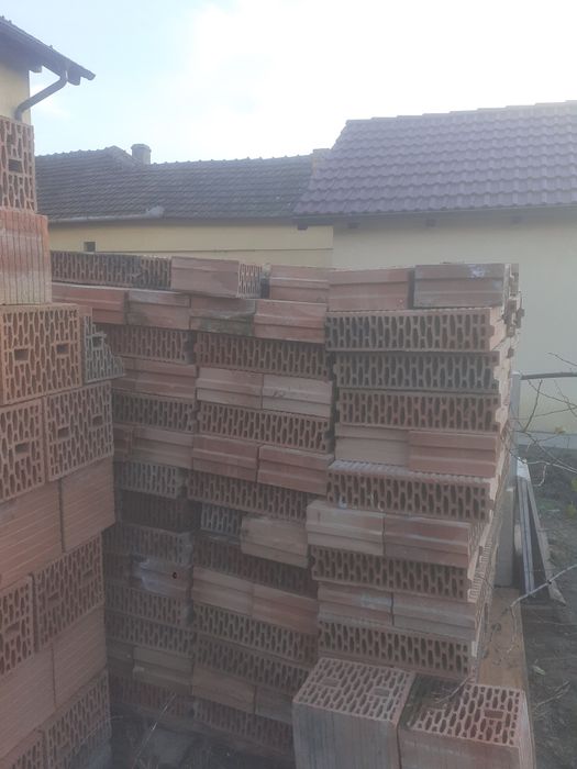 Vând caramida la jumătate de preț