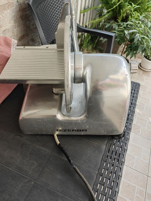 Продавам професионална кухненска машина за рязане