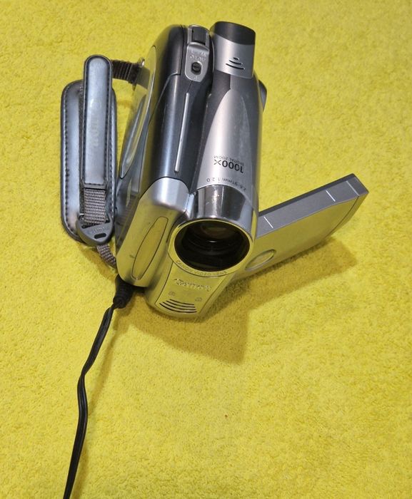 Camera foto Canon, funcționează excelent doar  conectată la priza