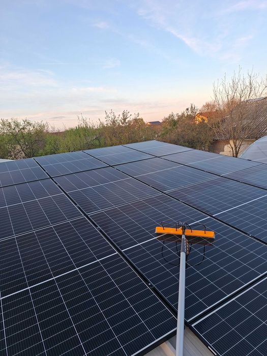 Perie profesională pentru spălat panouri fotovoltaice – Închiriere Timișoara