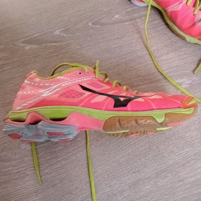 Продам кроссовку