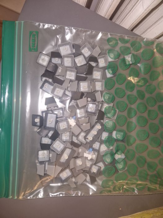 Pachet tastaturi si mouse  CONTINE SI keycaps si swicthuri hotswapable