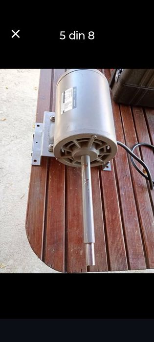 Motor trifazic cu ax dublu