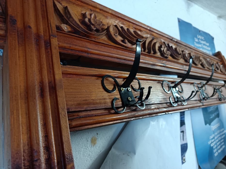 Закачалка с огледало от масив