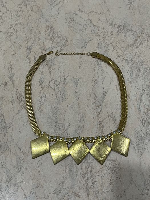 Колье золотистого цвета