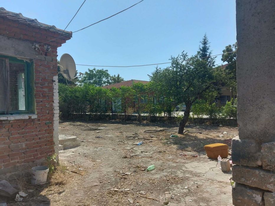 Къща с масивна постройка