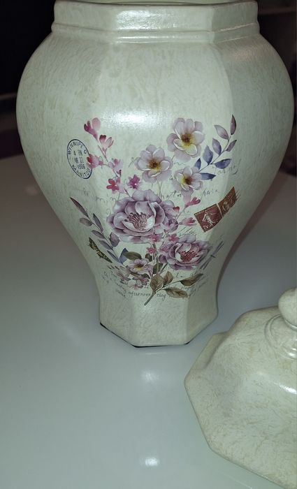 Голяма красива керамична ваза с капак