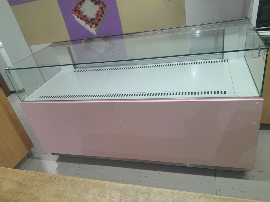 Продам витрину кондитерскую