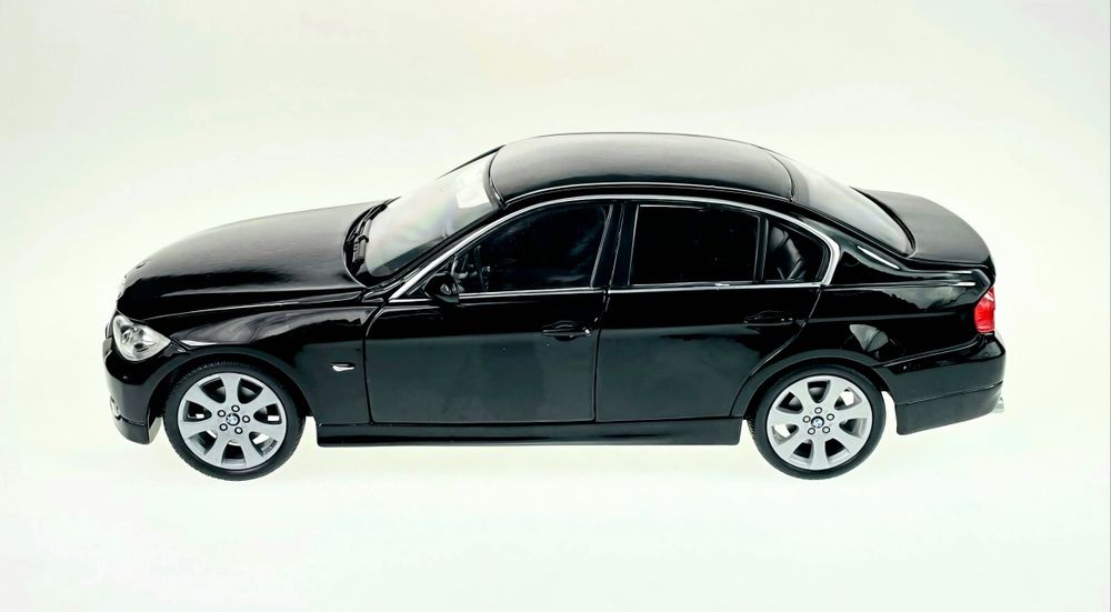 Macheta BMW 330i (E90) 1:24 Welly