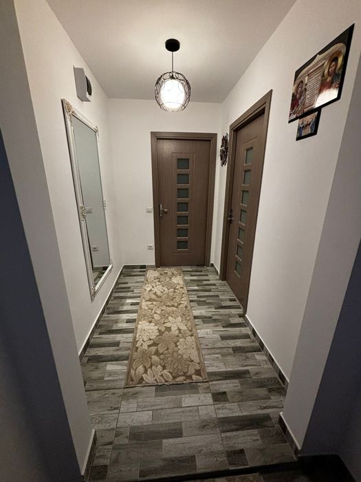 Vând apartament semidecomandat