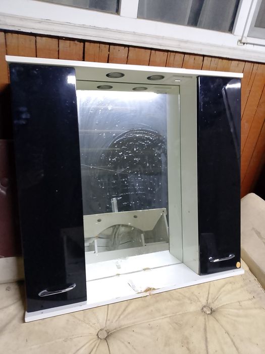 Раковина с тумбой и шкафчиком.