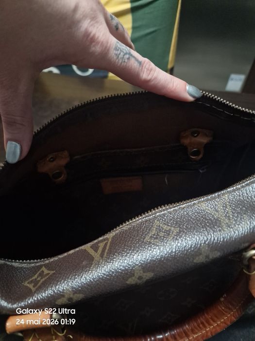 Louis Vuitton Speedy (varianta clasică, cu mâner de mână, fără baretă lungă de umăr).