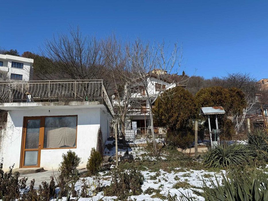 Вилна сграда и магазин за строителни материали