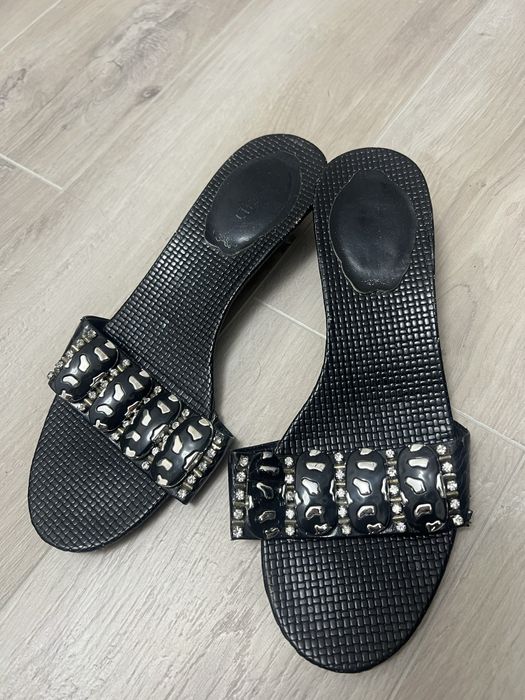 Босоножки на низком каблуке