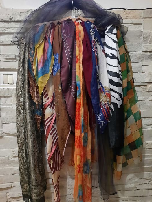 Esarfa cu medalion circular, Esarfe multicolore