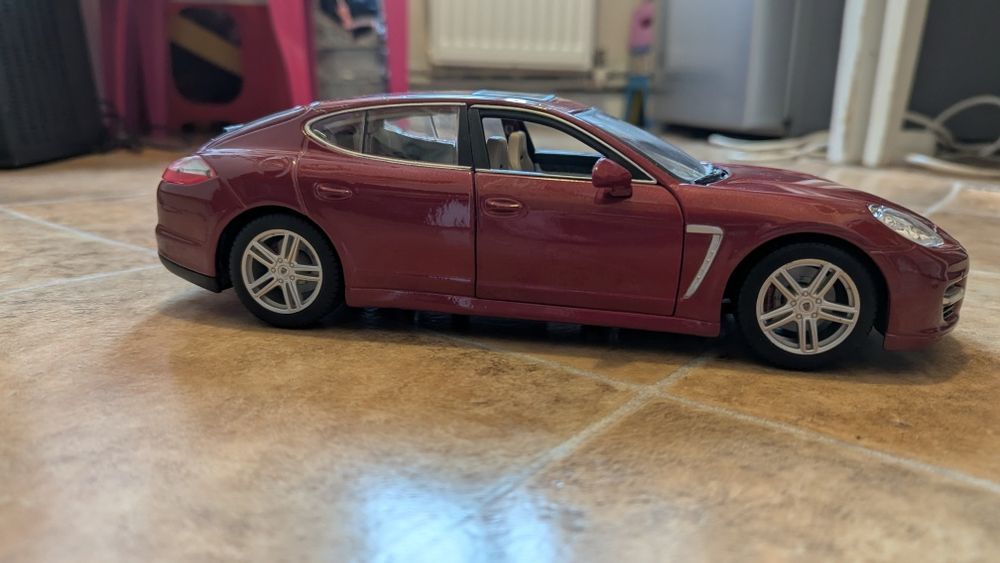 Macheta Porsche Panamera Turbo 1:18