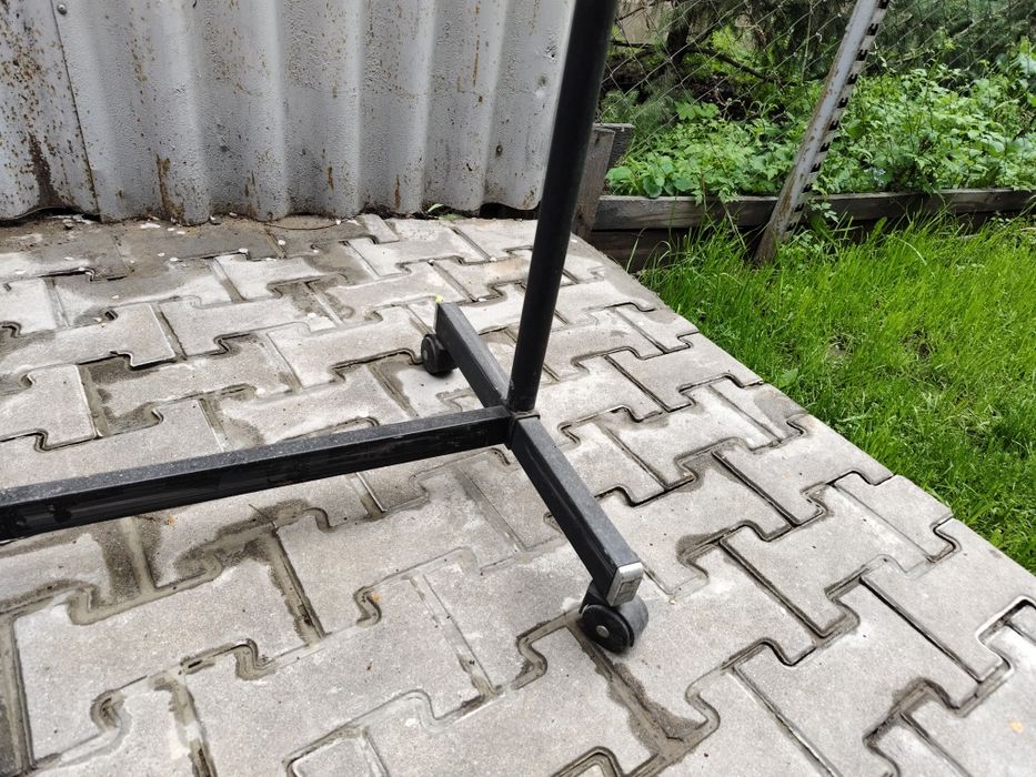 Стойка вешалка на колесиках