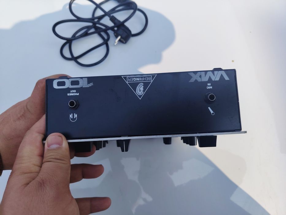 Audio mixser Bu qurilma musiqani aralashtirish va DJ qilish uchun