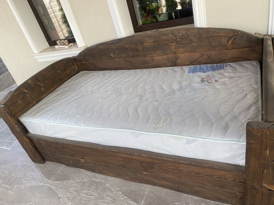 Ръчна изработка легло от масивно дърво