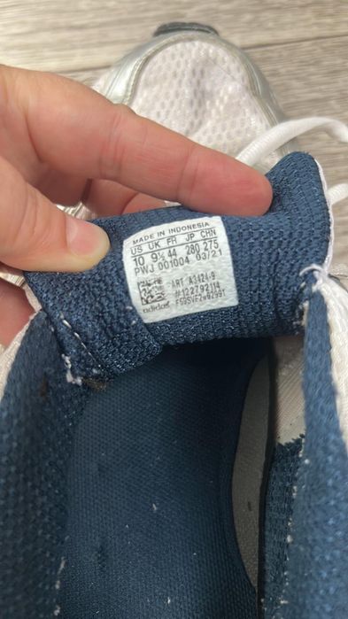 Продаеться кроссовка адидас