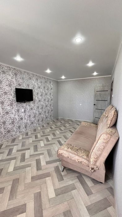 Сдаётся 2 ком квартира  район 6 микрорайон