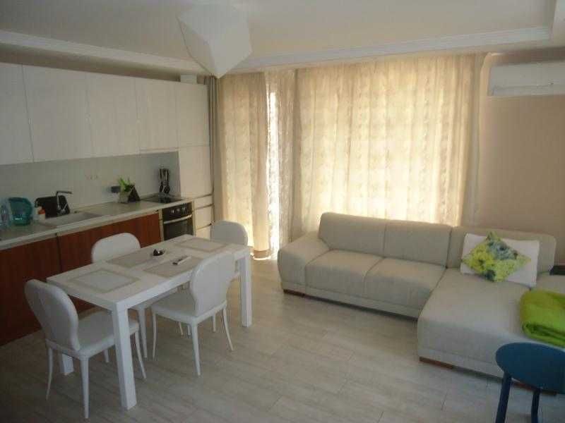 Дава се под наем Тристаен апартамент в Бургас, Център - 100 кв.м за 847.62 € - Снимка #3