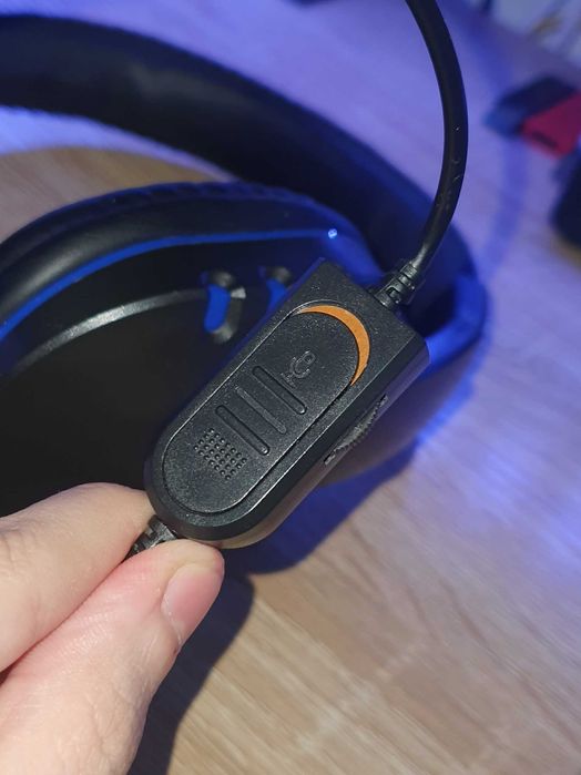 Pereche casti cu microfon si buton fizic pentru mute