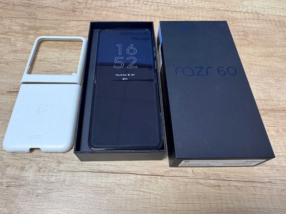 Motorola Razr 60, 8GB RAM, 256GB, PANTONE Lightest Sky impecabil