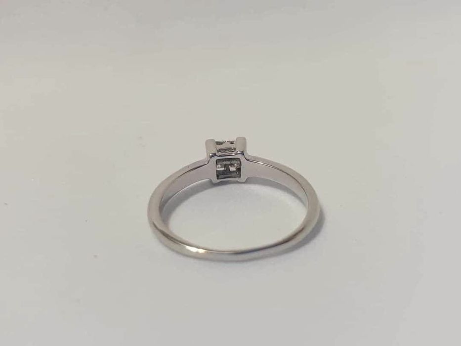 inel din aur alb de 14k,cu 4 diamante de 0,15k ,nou