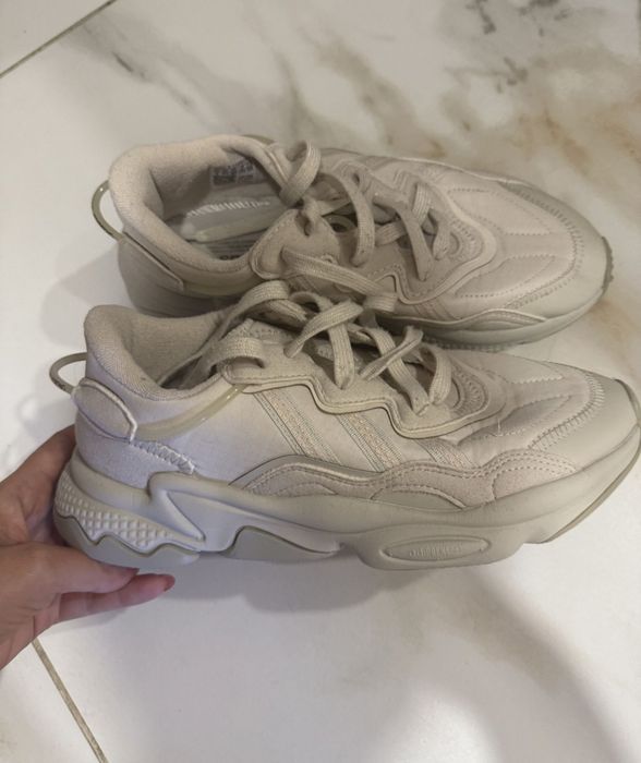 Оригинални дамски маратонки Adidas Ozweego и сребристи Puma.