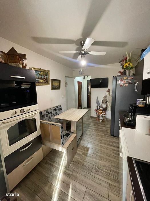 Apartament cu 3 camere de vanzare, zona Cetate