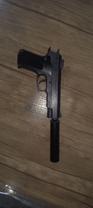 Pistolet metall 100% glushiteli bor.