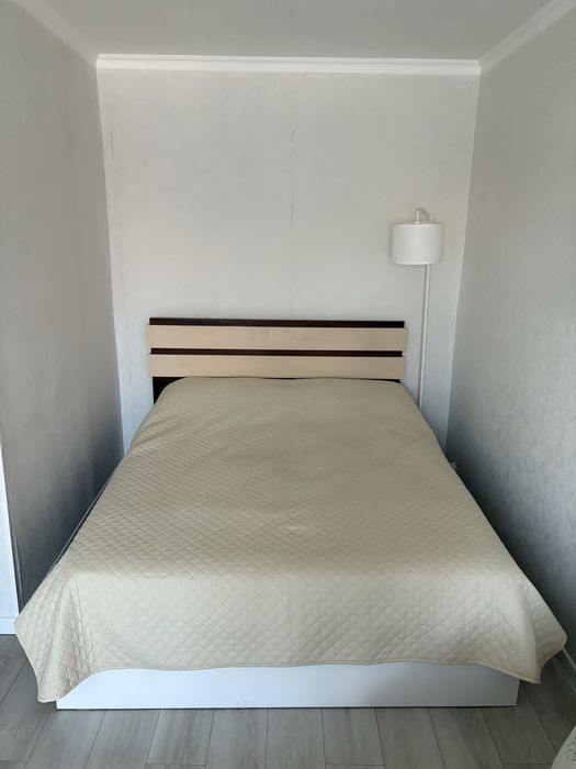 двухспальная кровать с матрасом