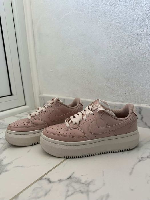 Продавам тези маратонки Nike W court vision alta